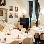 Kaštieľ 4* Mojmírovce