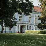 Kaštieľ Mojmírovce