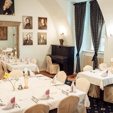 Kaštieľ 4* Mojmírovce
